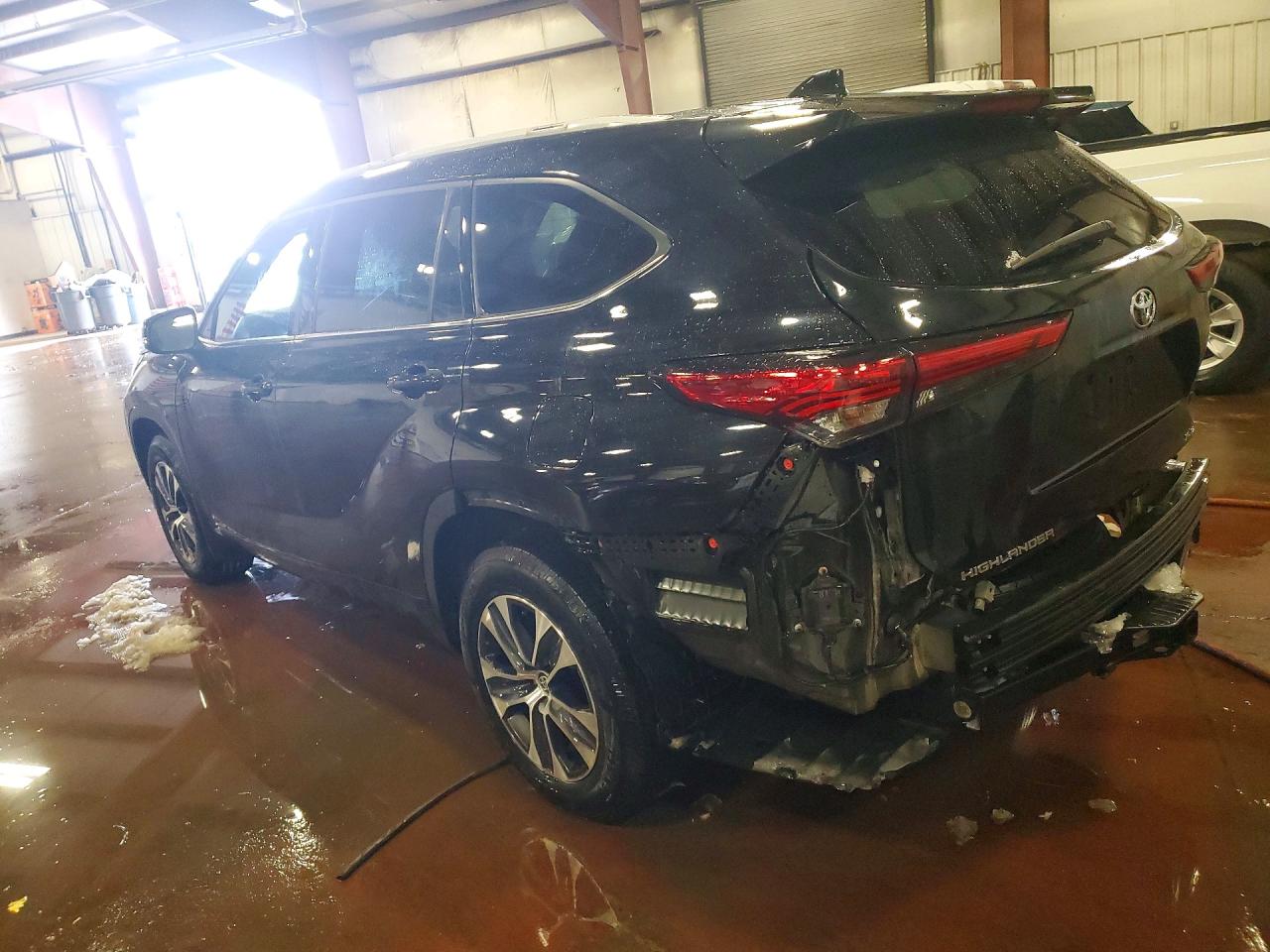 2022 TOYOTA HIGHLANDER XLE photo 3