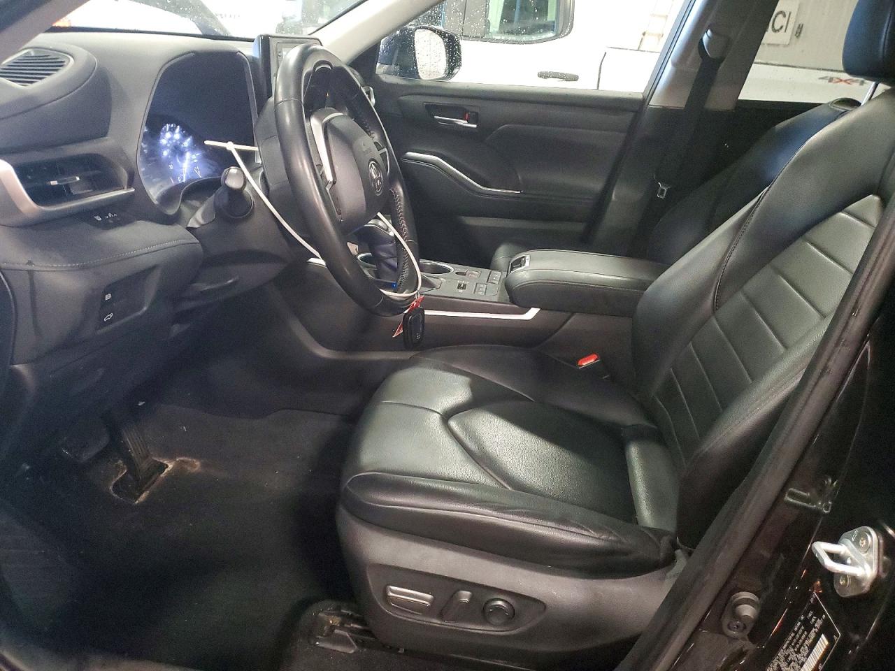 2022 TOYOTA HIGHLANDER XLE photo 13