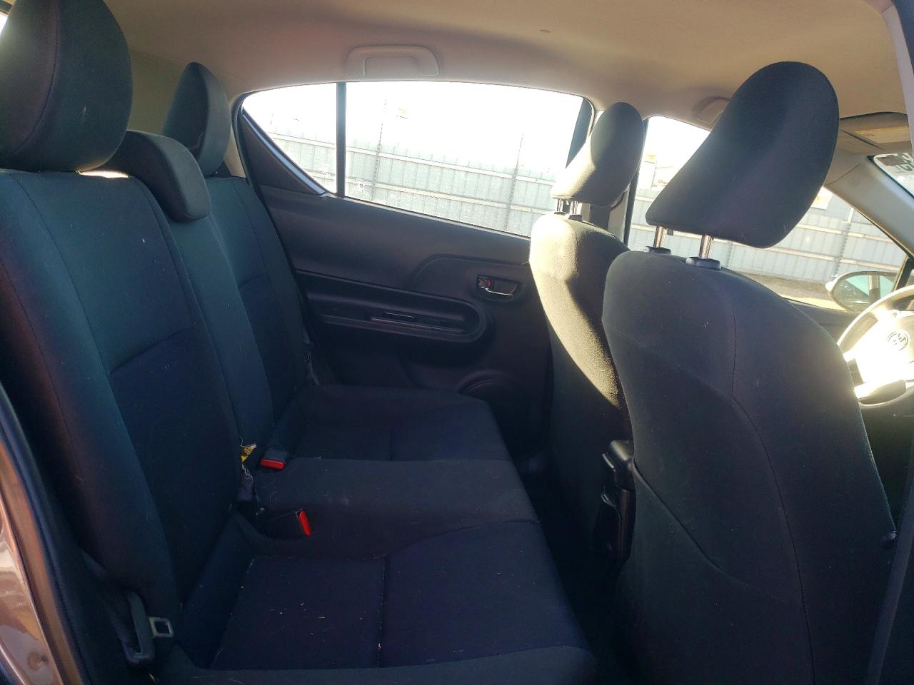 2016 TOYOTA PRIUS C photo 10