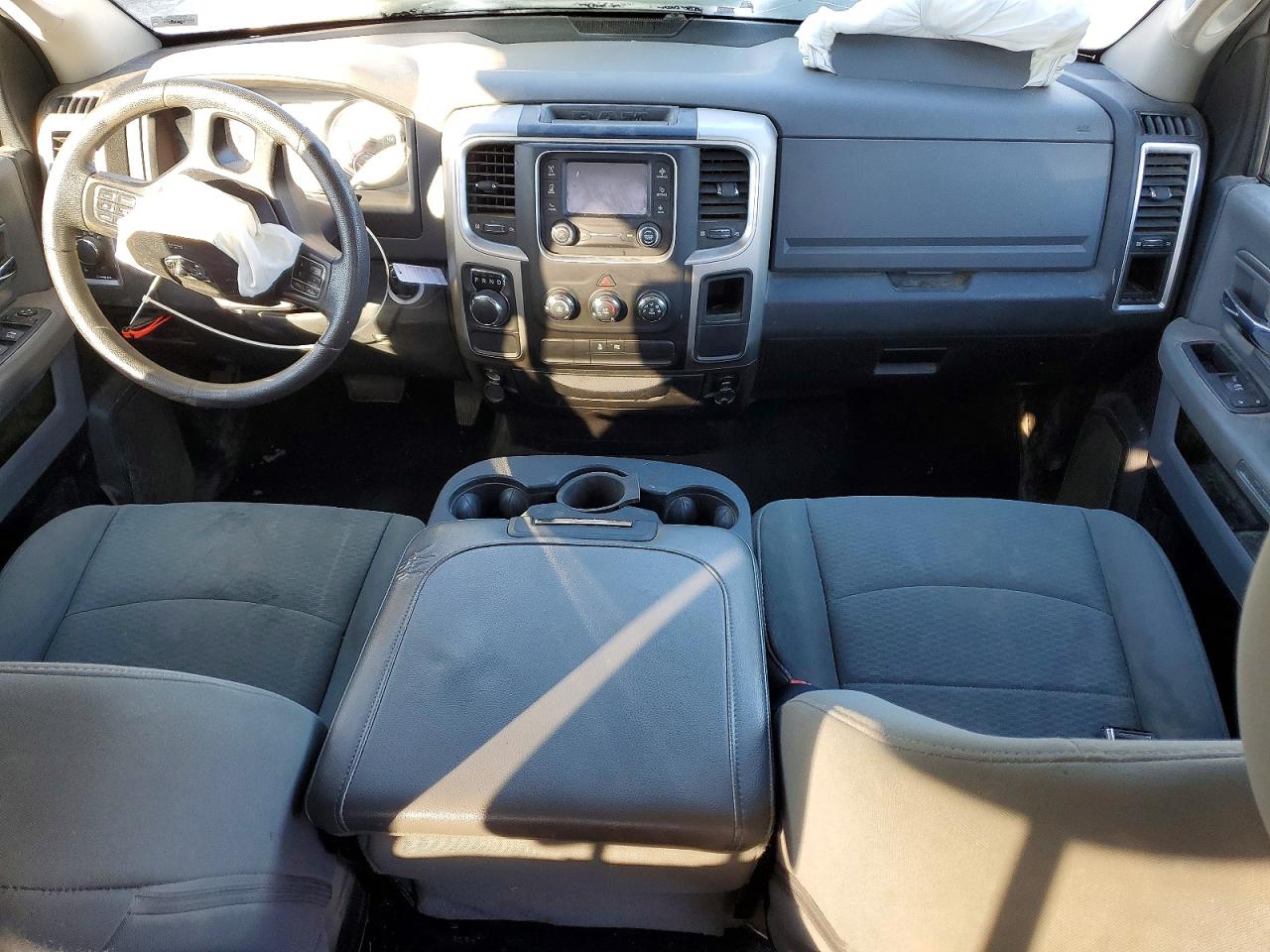 2016 RAM 1500 SLT photo 8