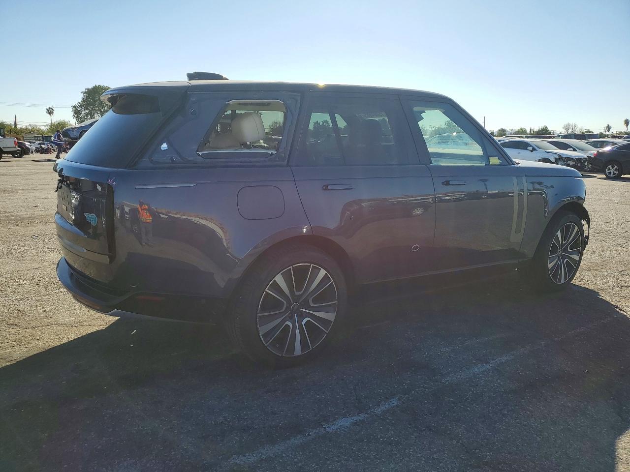 2025 LAND ROVER RANGE ROVER SE photo 3