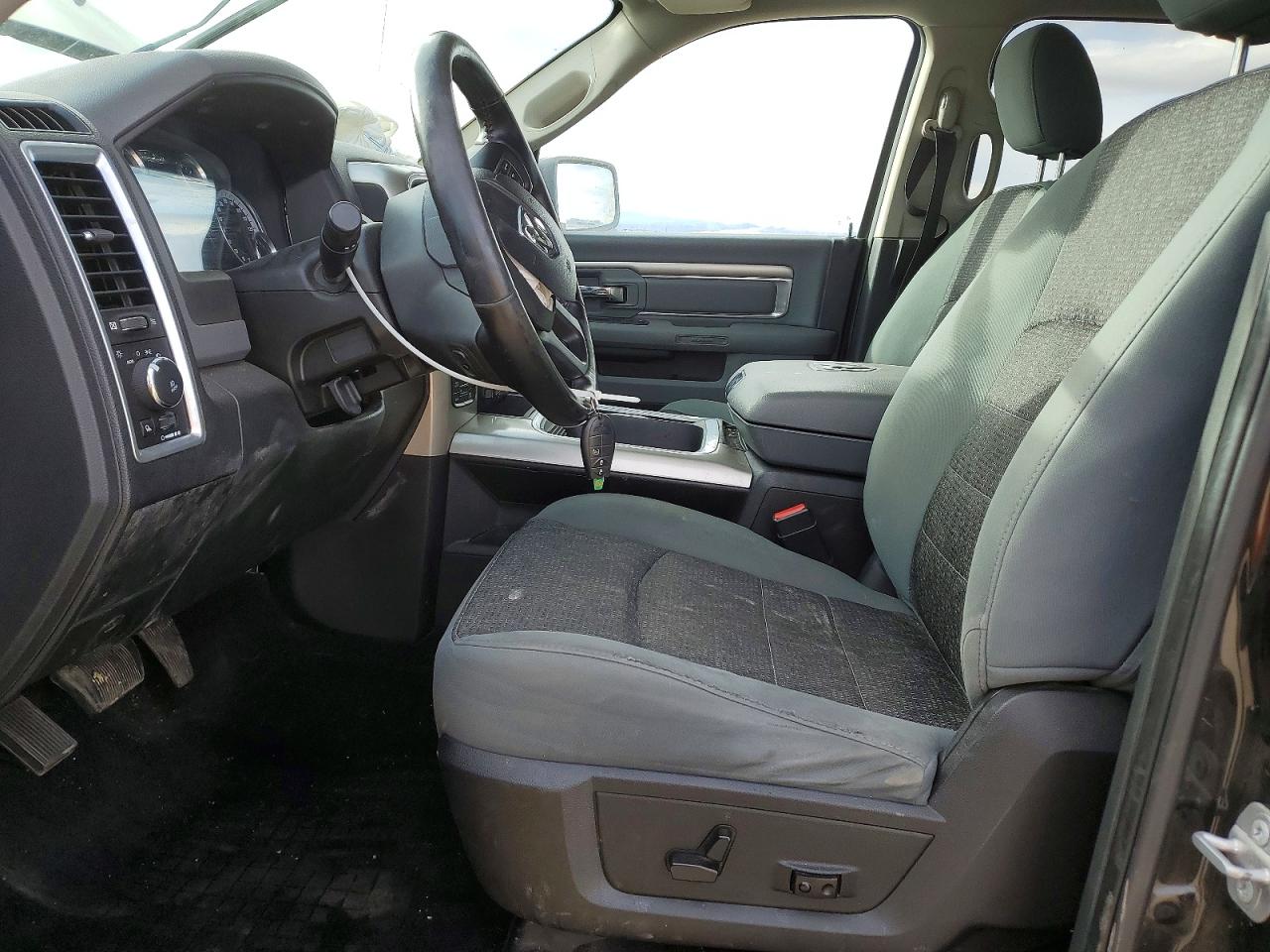 2017 RAM 1500 SLT photo 13