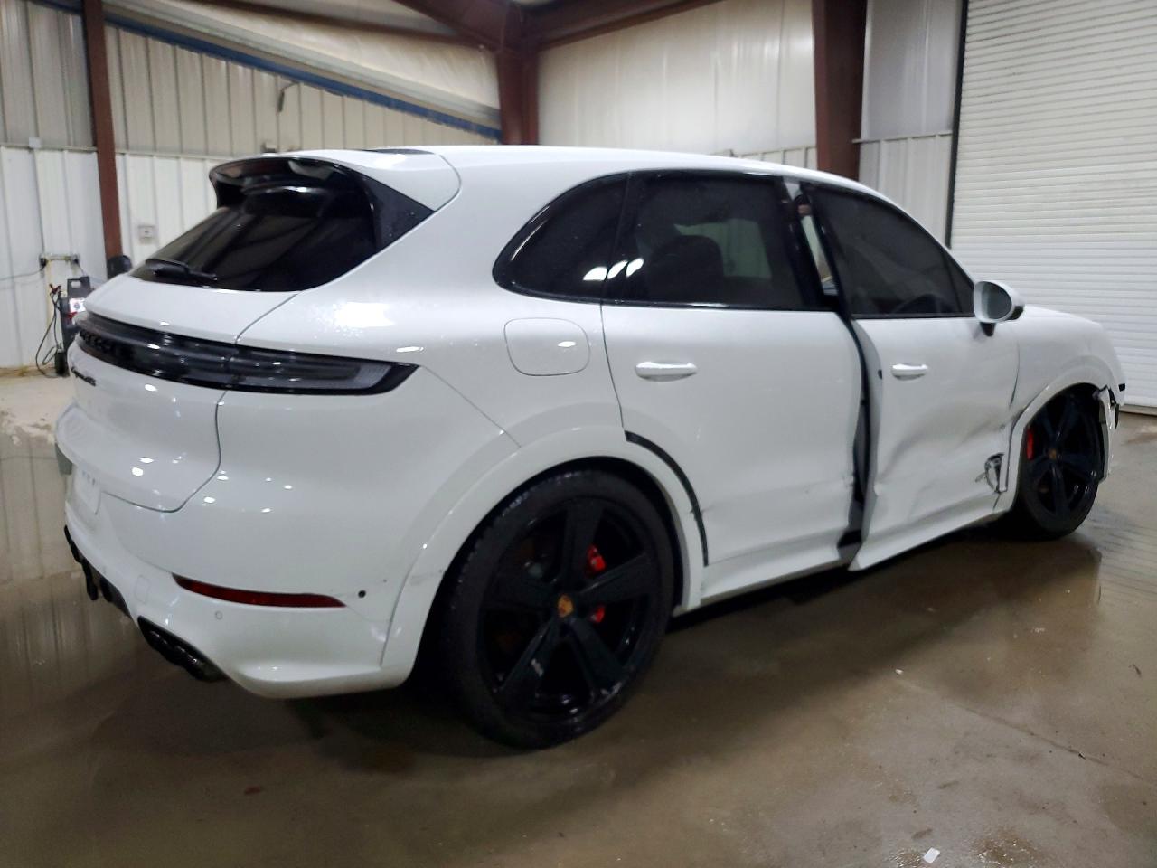 2025 PORSCHE CAYENNE GTS photo 3