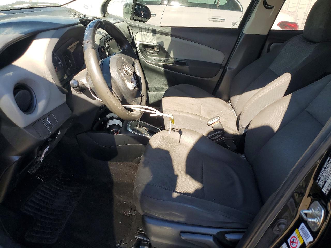 2015 TOYOTA YARIS photo 13