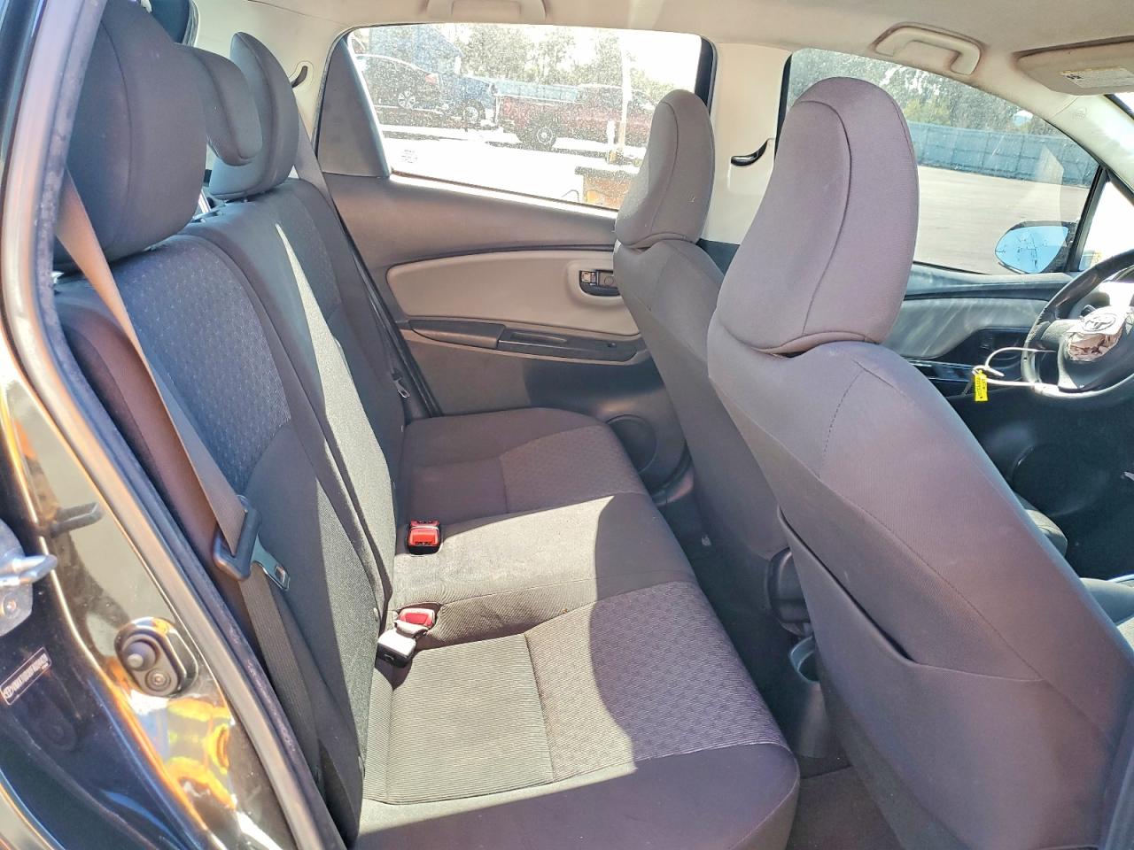 2015 TOYOTA YARIS photo 19