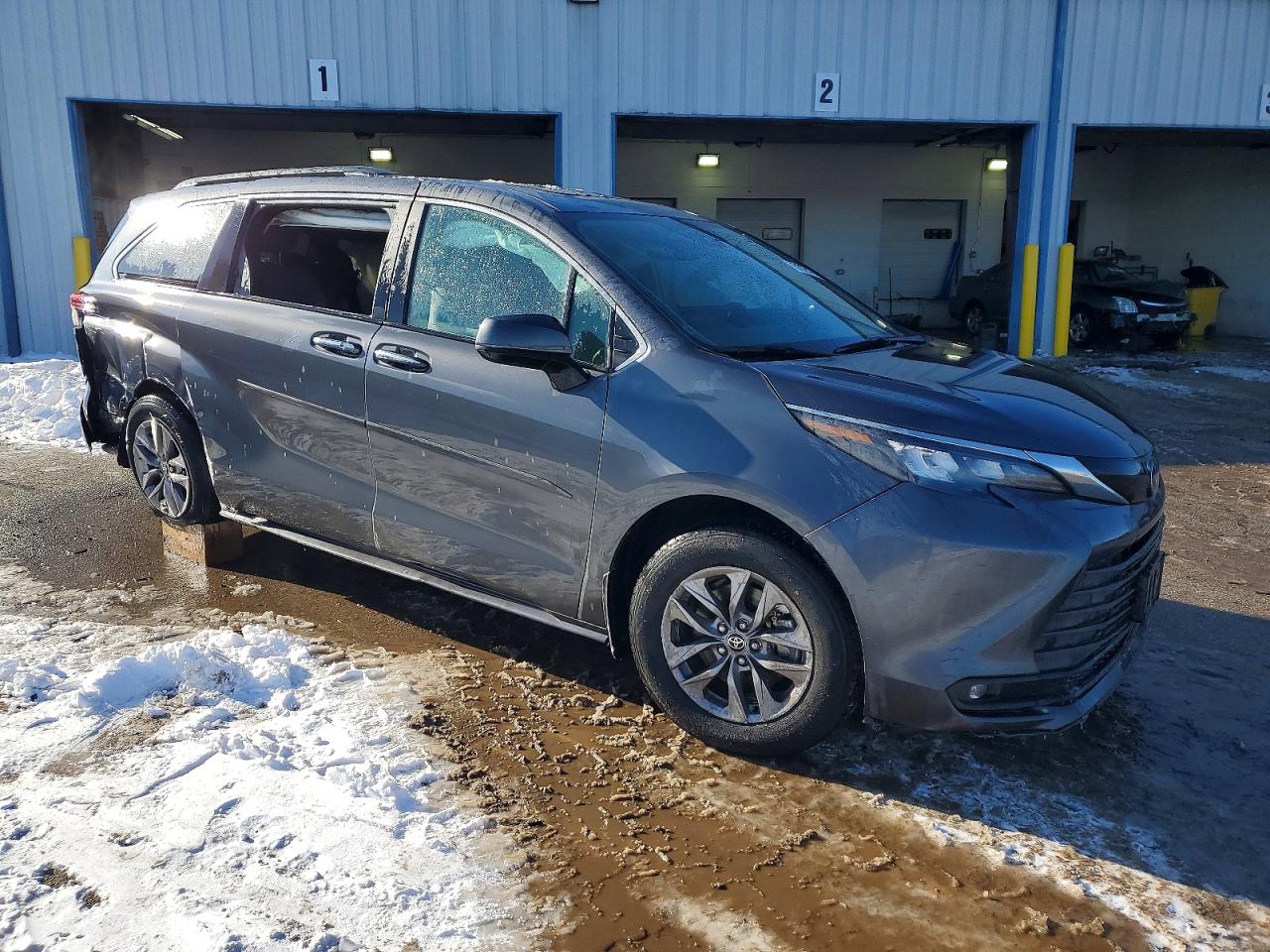 2025 TOYOTA SIENNA XLE 7-PASSENGER photo 4