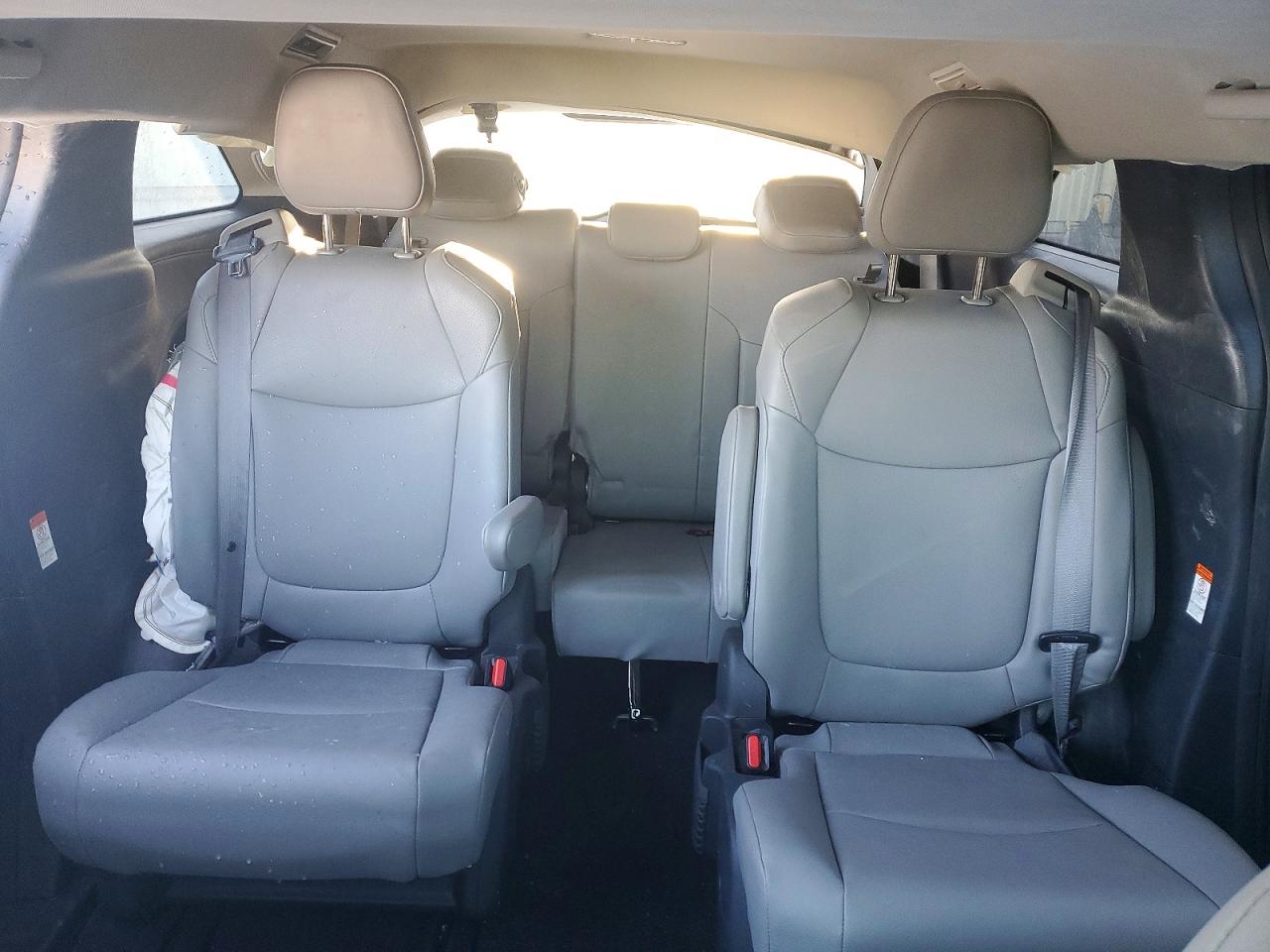 2025 TOYOTA SIENNA XLE 7-PASSENGER photo 10