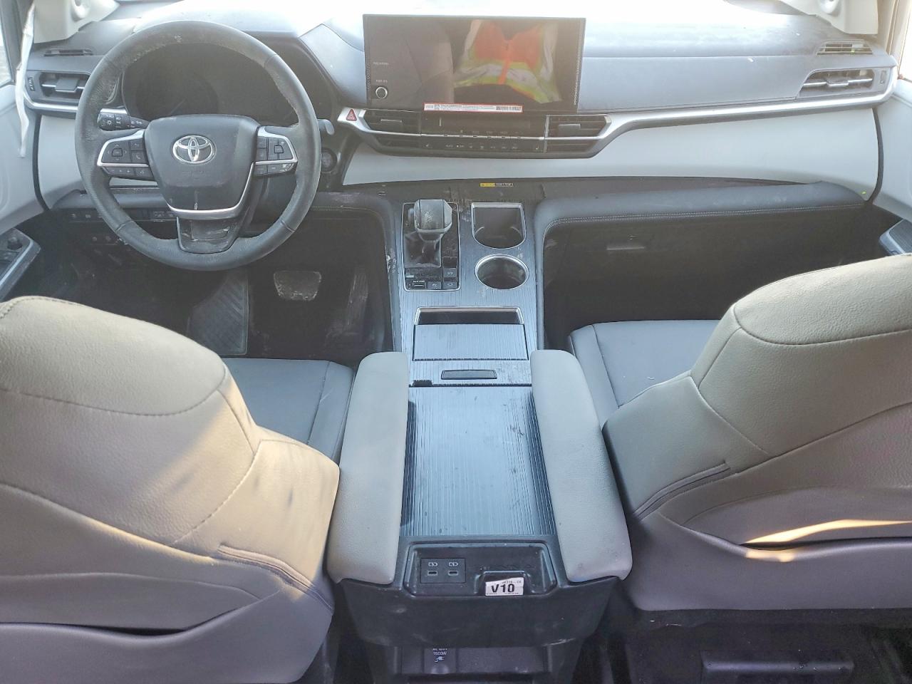 2025 TOYOTA SIENNA XLE 7-PASSENGER photo 8