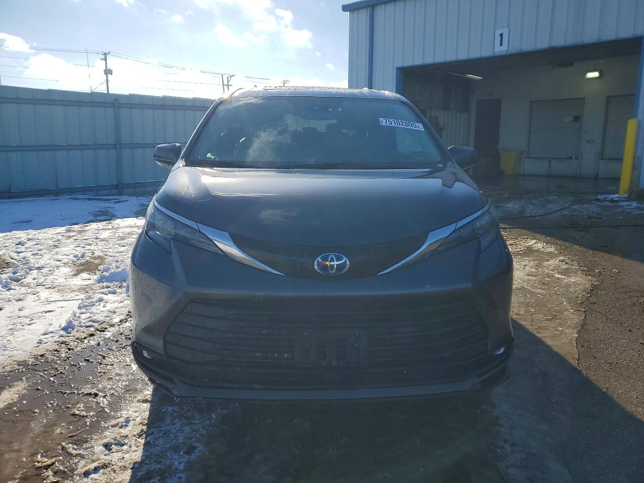 2025 TOYOTA SIENNA XLE 7-PASSENGER photo 5