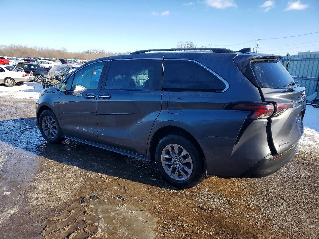 2025 TOYOTA SIENNA XLE 7-PASSENGER photo 2