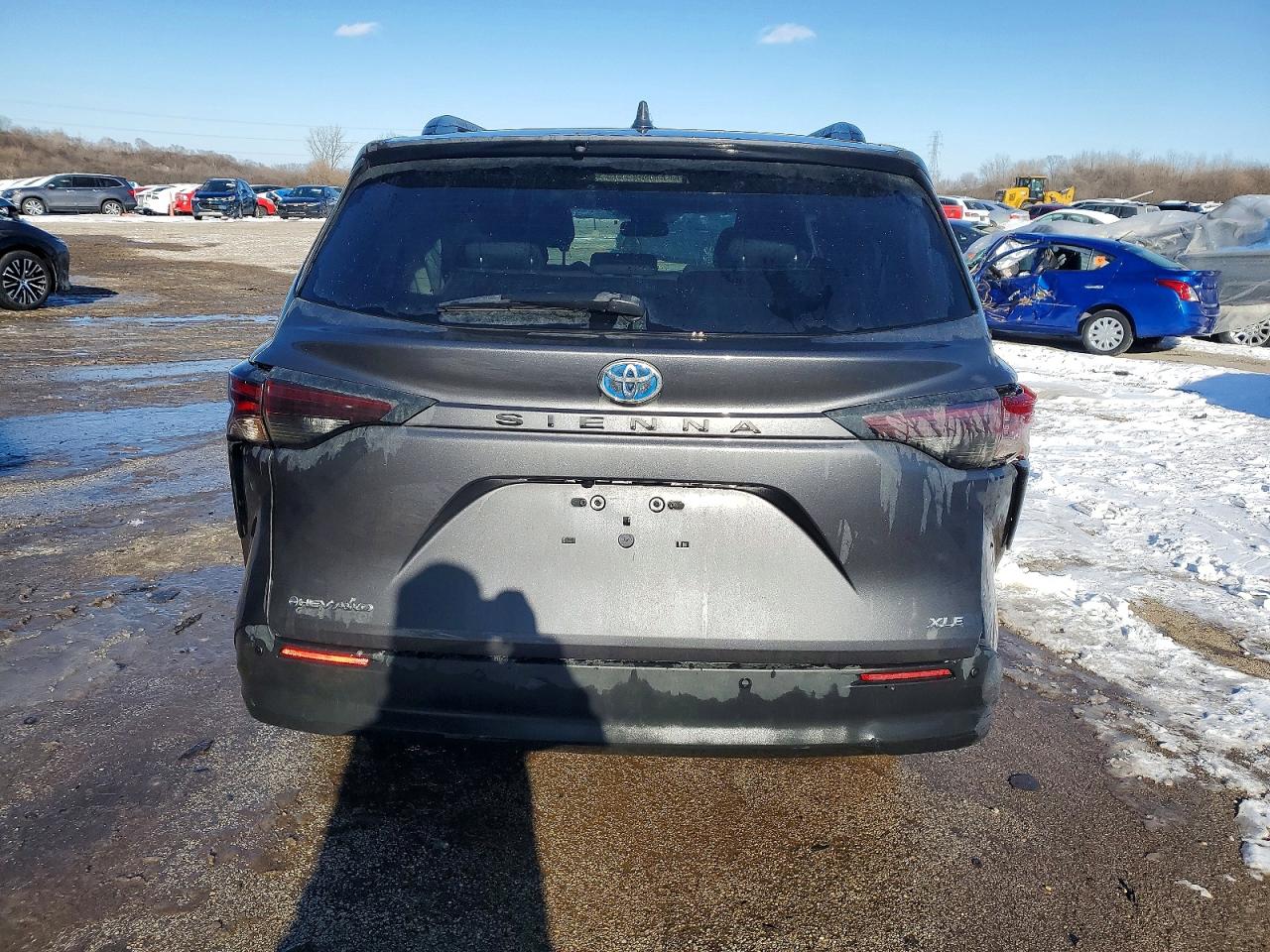 2025 TOYOTA SIENNA XLE 7-PASSENGER photo 6
