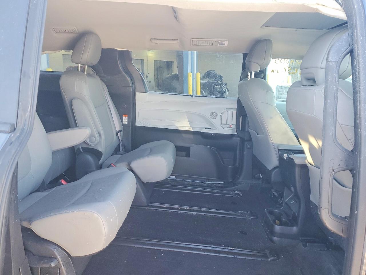 2025 TOYOTA SIENNA XLE 7-PASSENGER photo 11