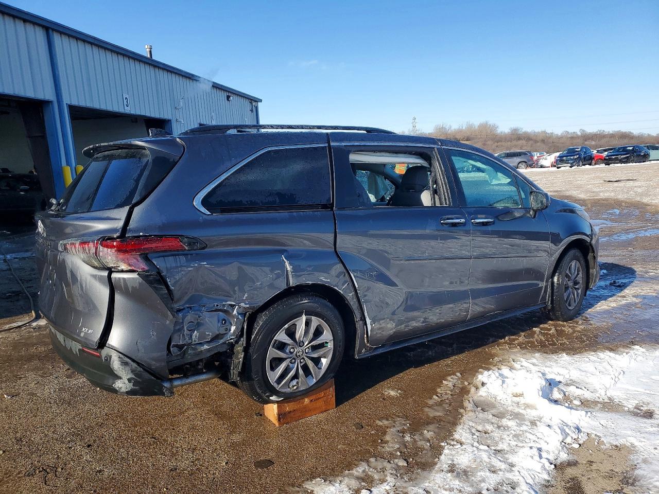 2025 TOYOTA SIENNA XLE 7-PASSENGER photo 3