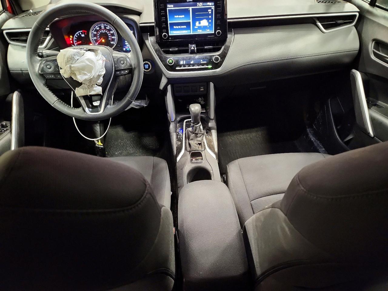 2022 TOYOTA COROLLA CROSS LE photo 8