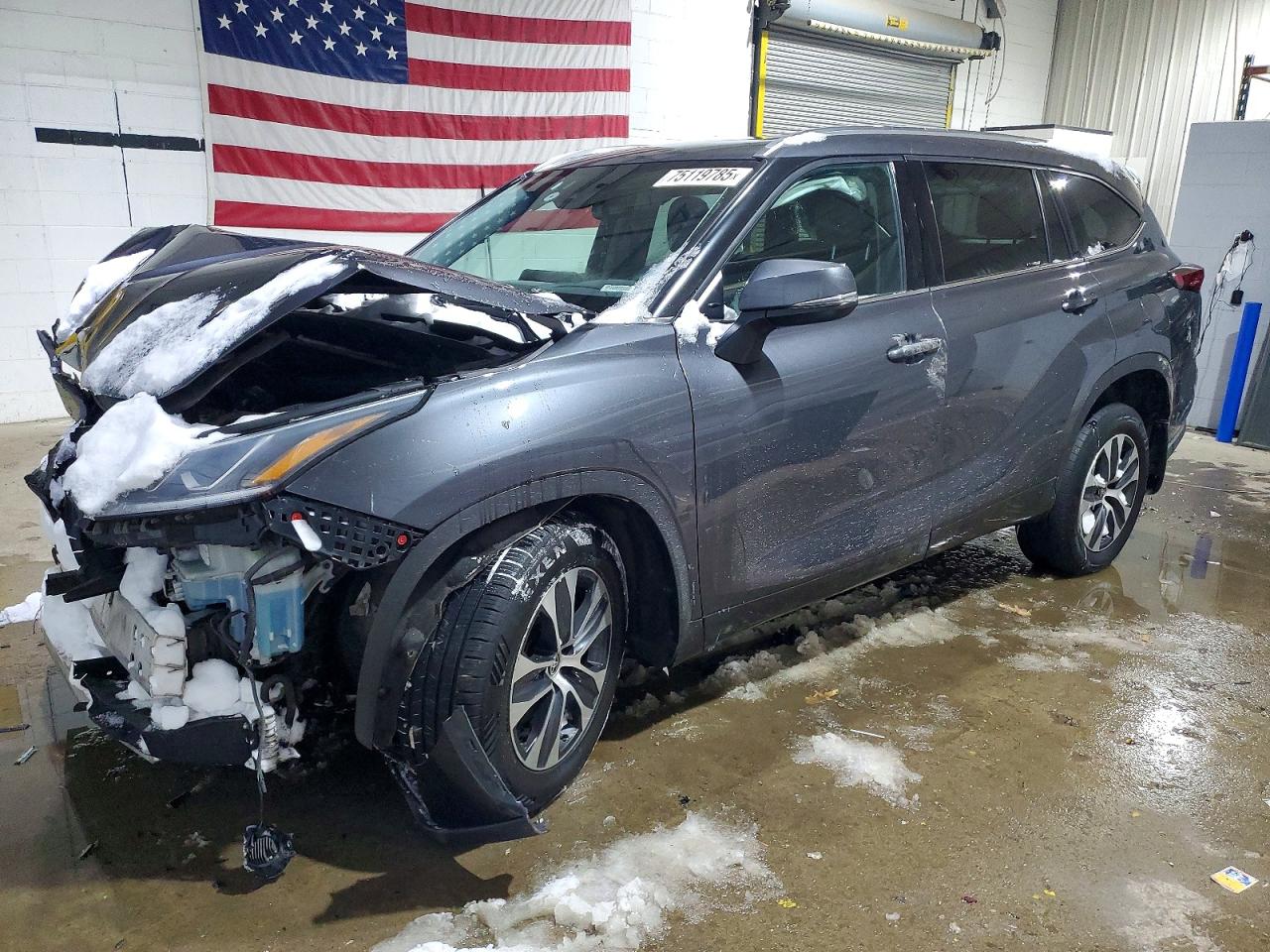 2021 TOYOTA HIGHLANDER XLE photo 2