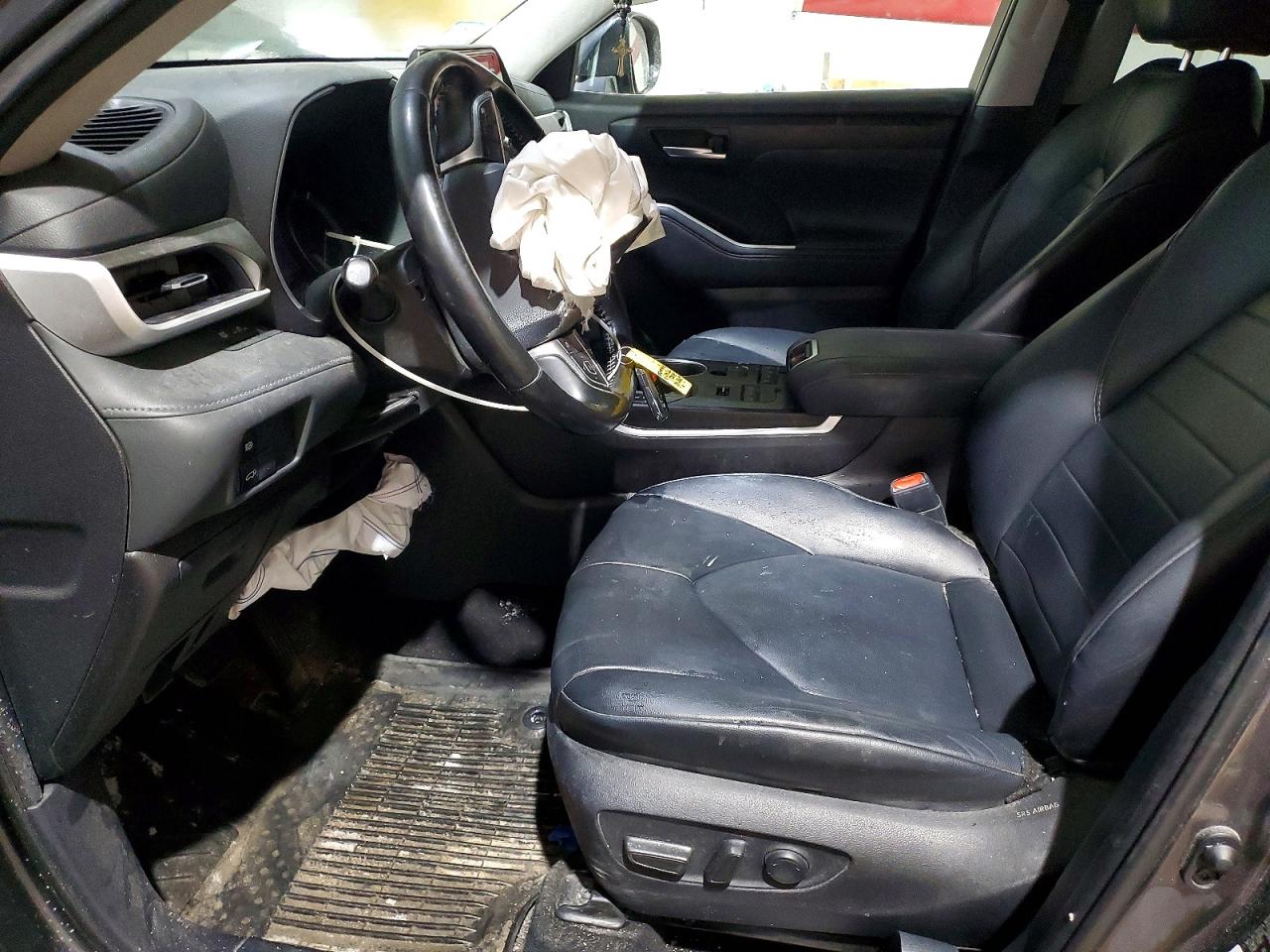 2021 TOYOTA HIGHLANDER XLE photo 13