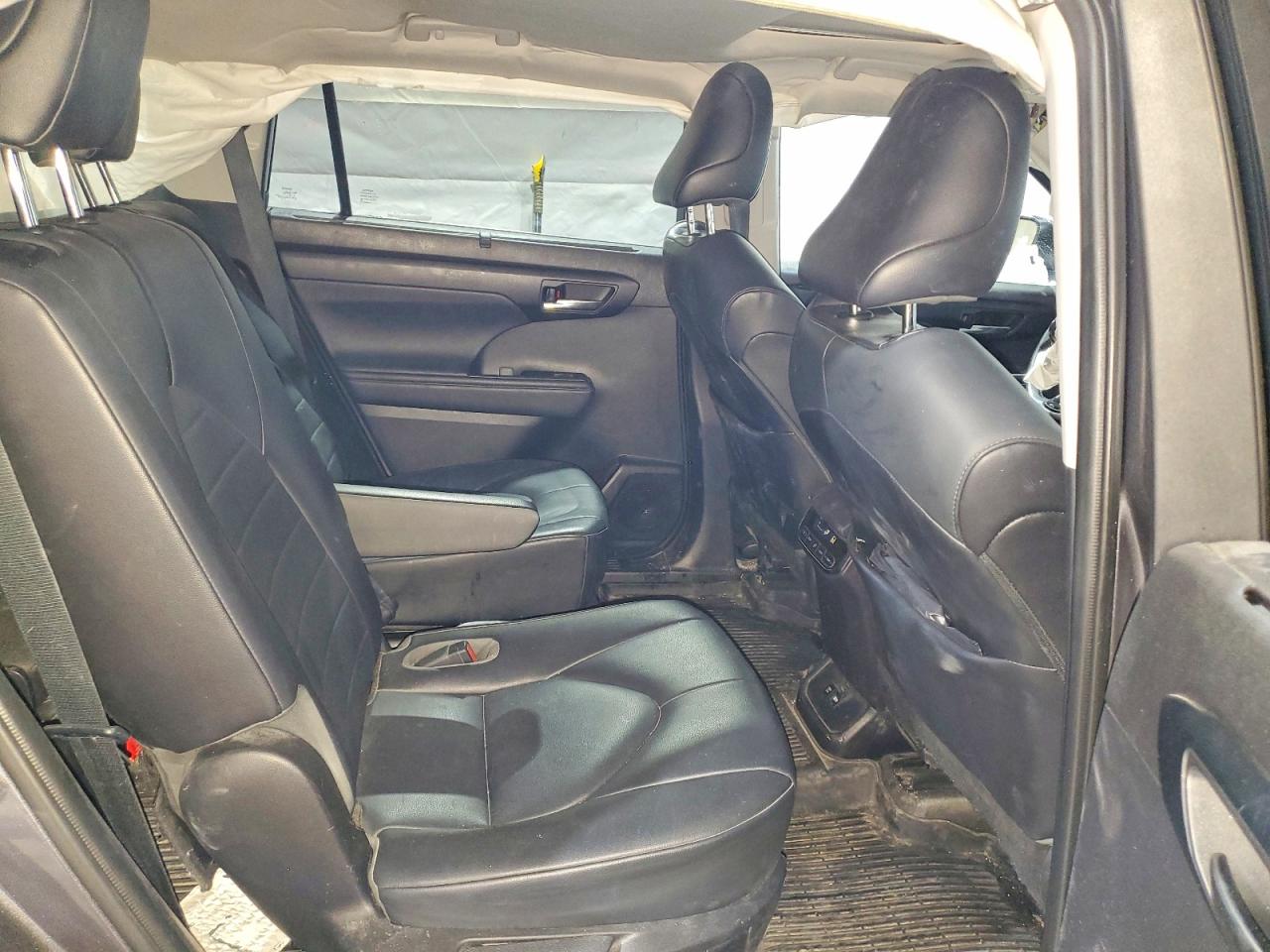 2021 TOYOTA HIGHLANDER XLE photo 21
