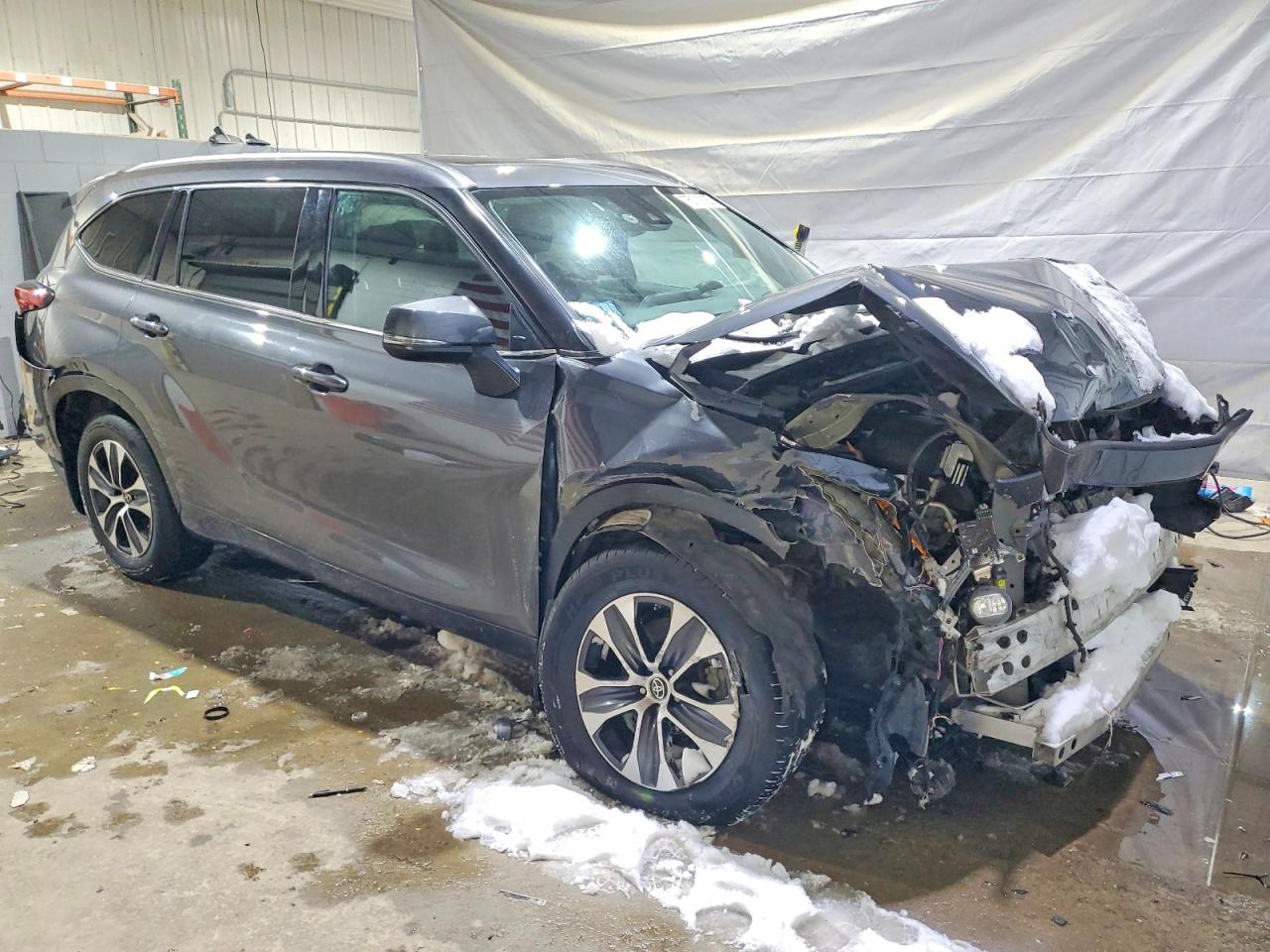2021 TOYOTA HIGHLANDER XLE photo 7