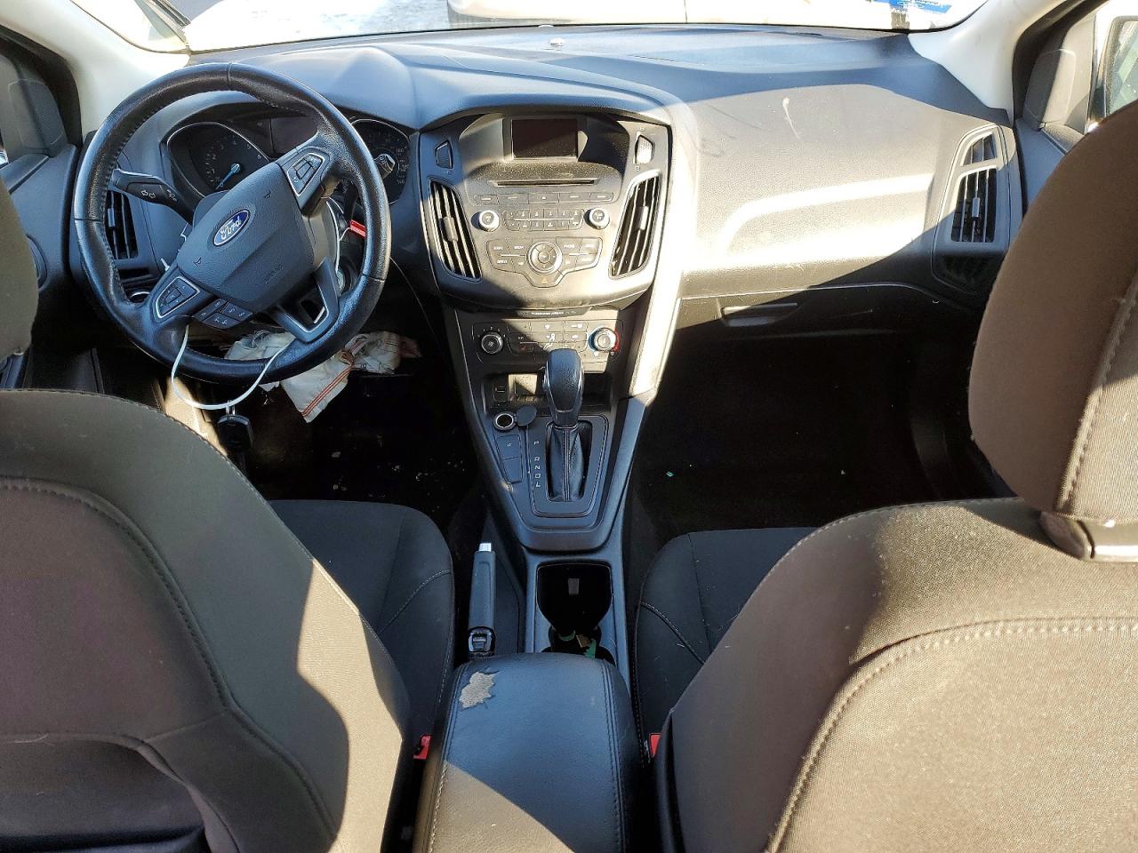 2017 FORD FOCUS SE photo 8