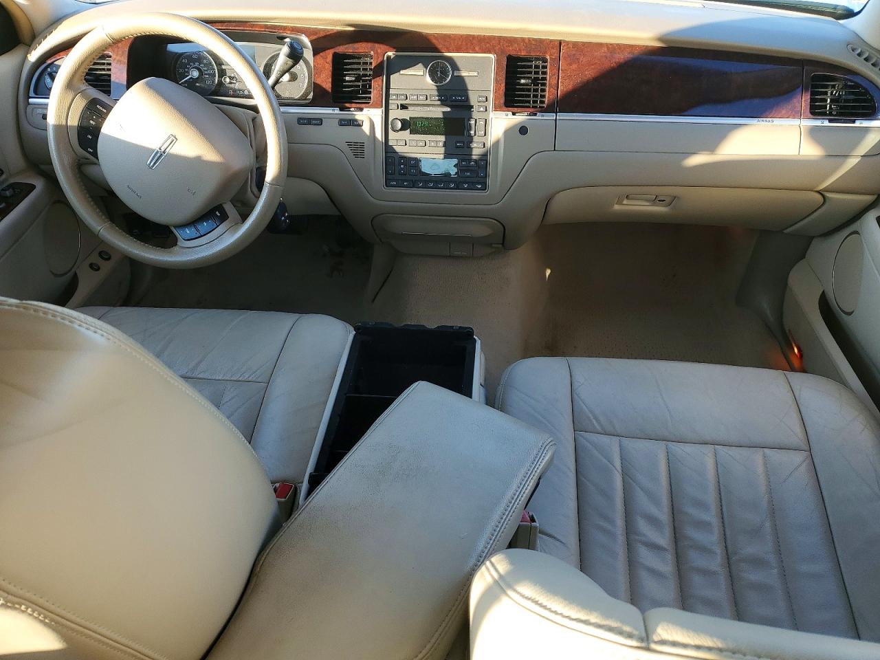 2006 LINCOLN TOWN CAR SIGNATURE photo 8