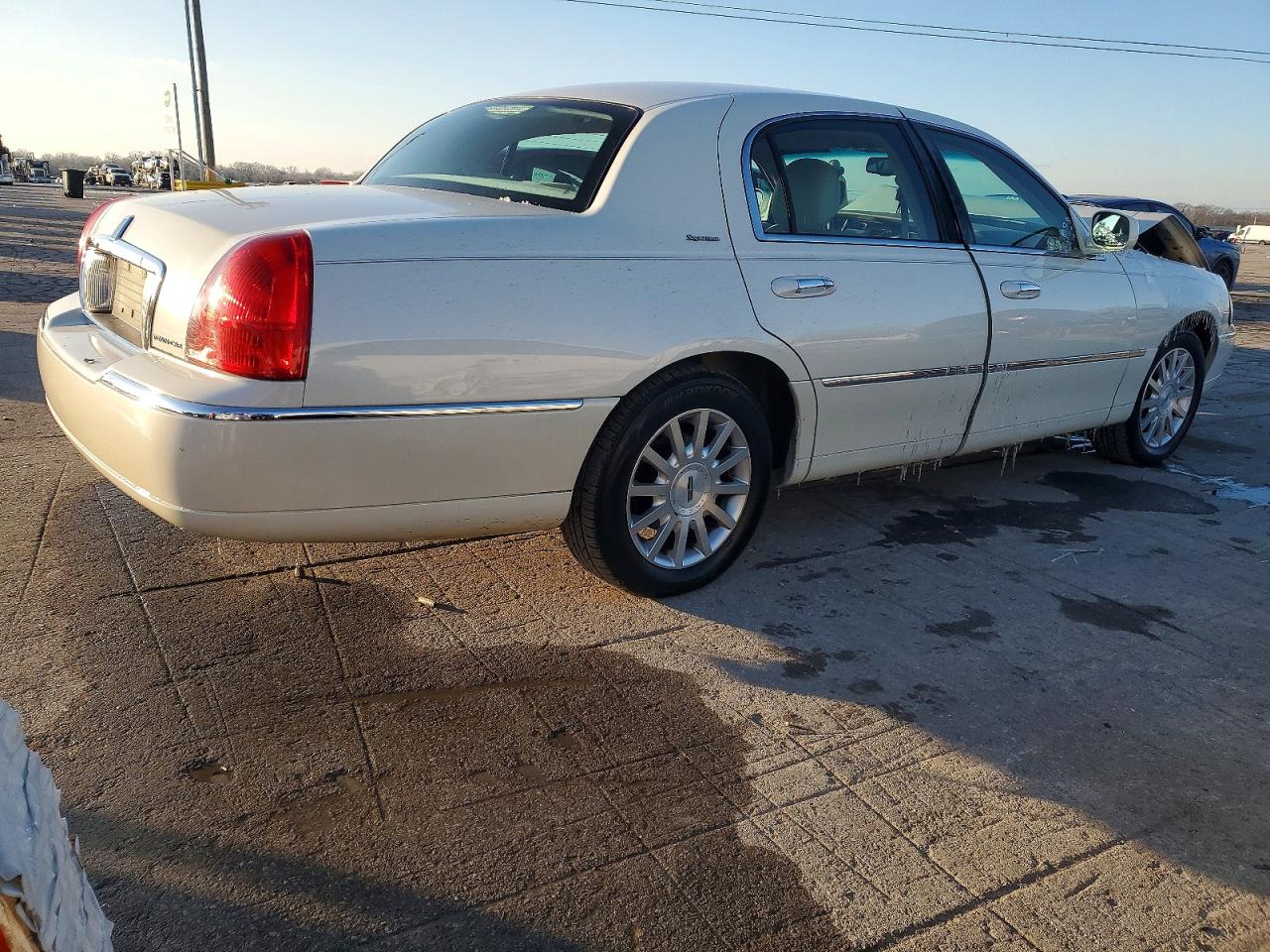 2006 LINCOLN TOWN CAR SIGNATURE photo 3