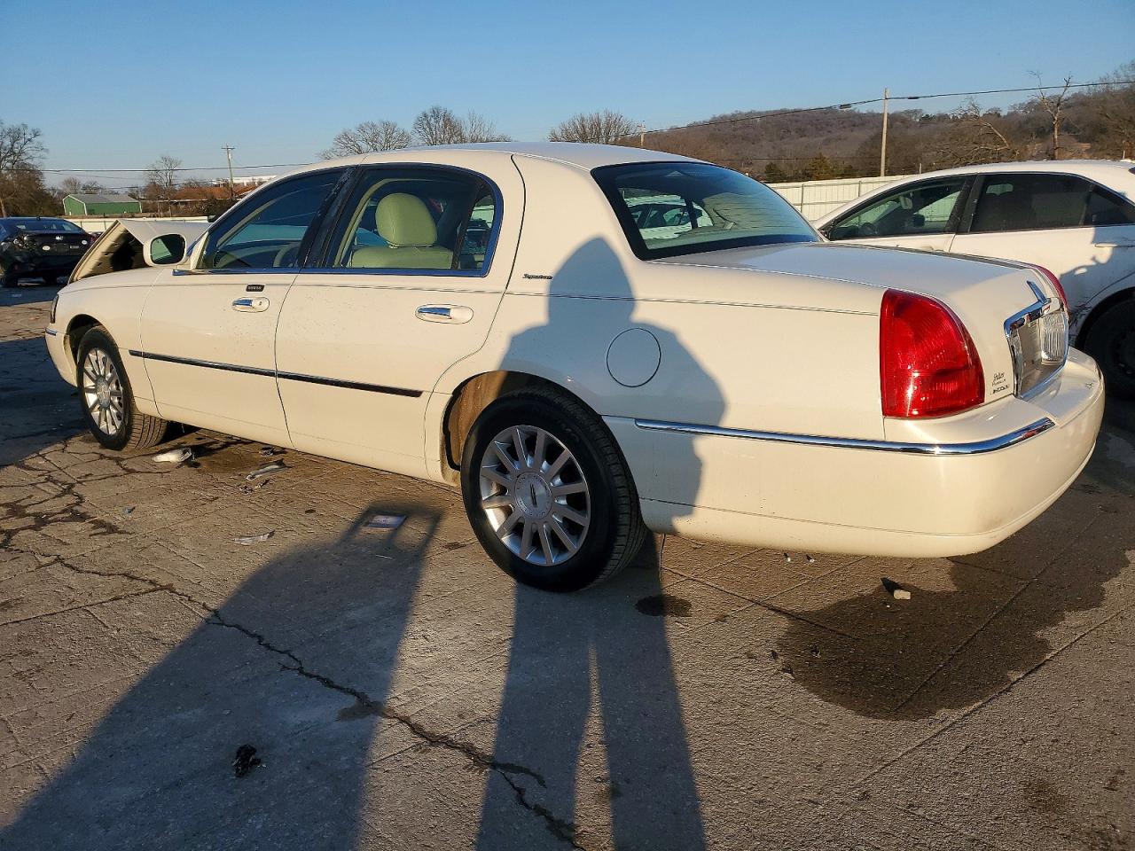 2006 LINCOLN TOWN CAR SIGNATURE photo 2