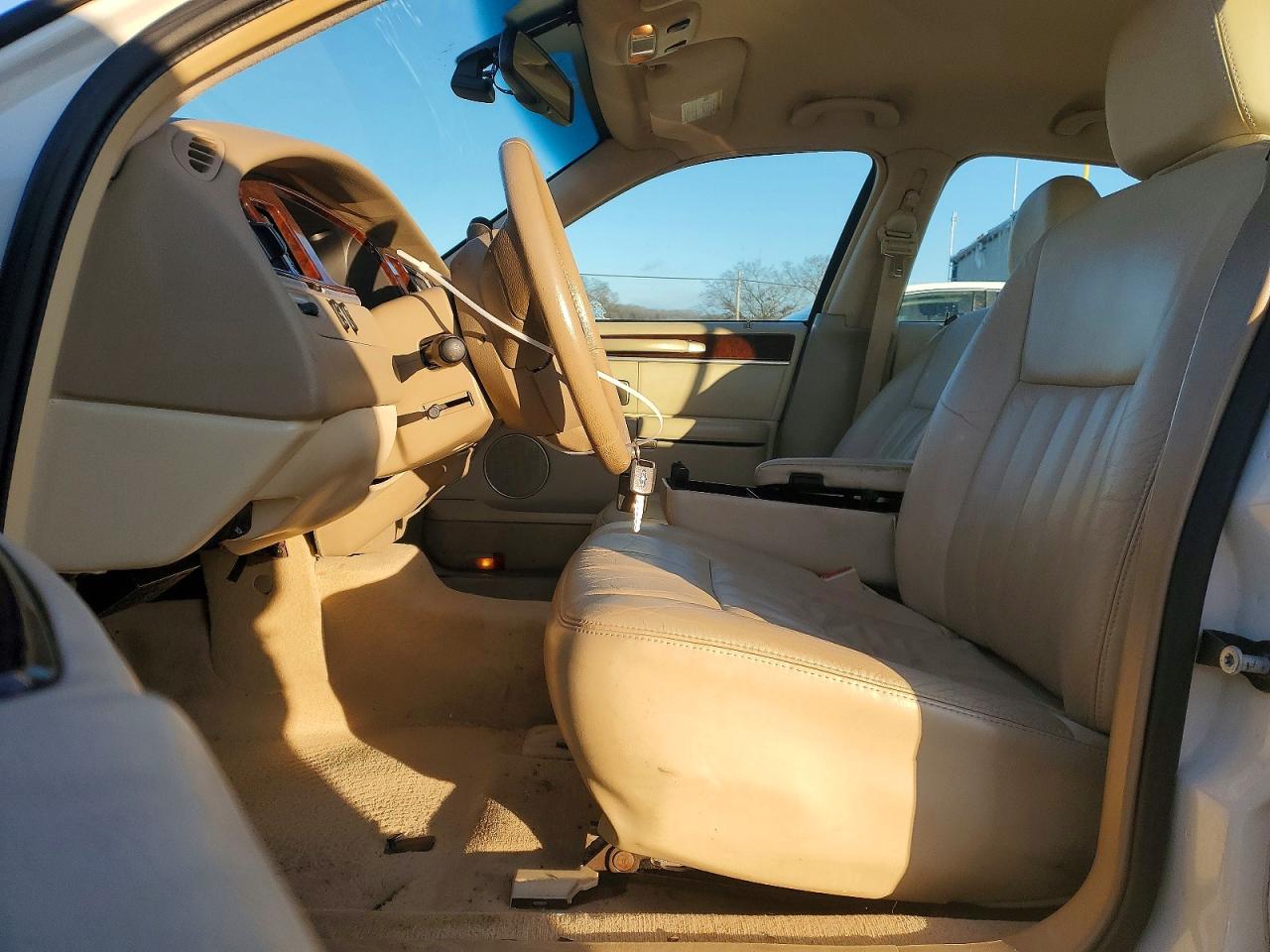 2006 LINCOLN TOWN CAR SIGNATURE photo 7