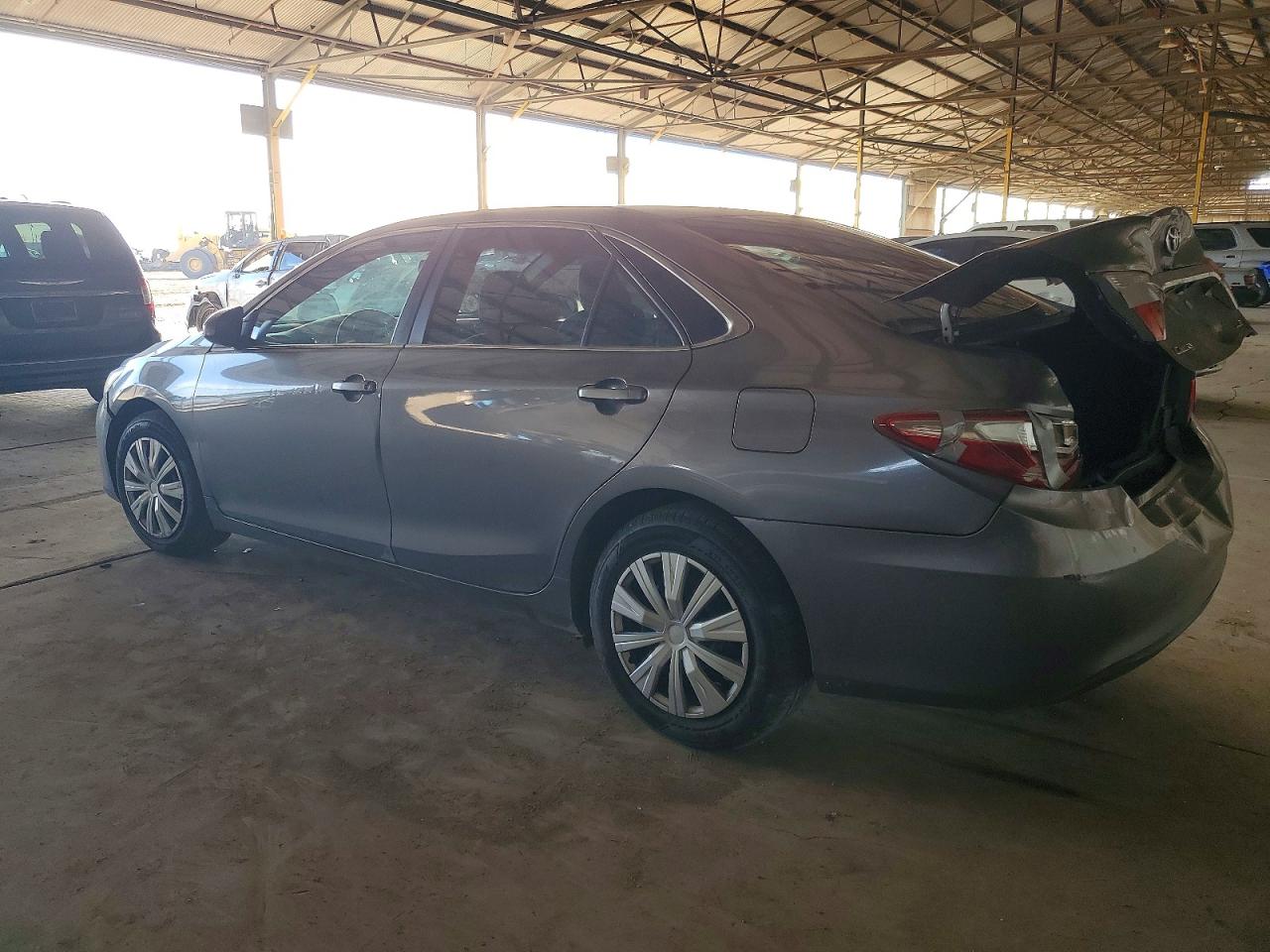 2015 TOYOTA CAMRY LE photo 2