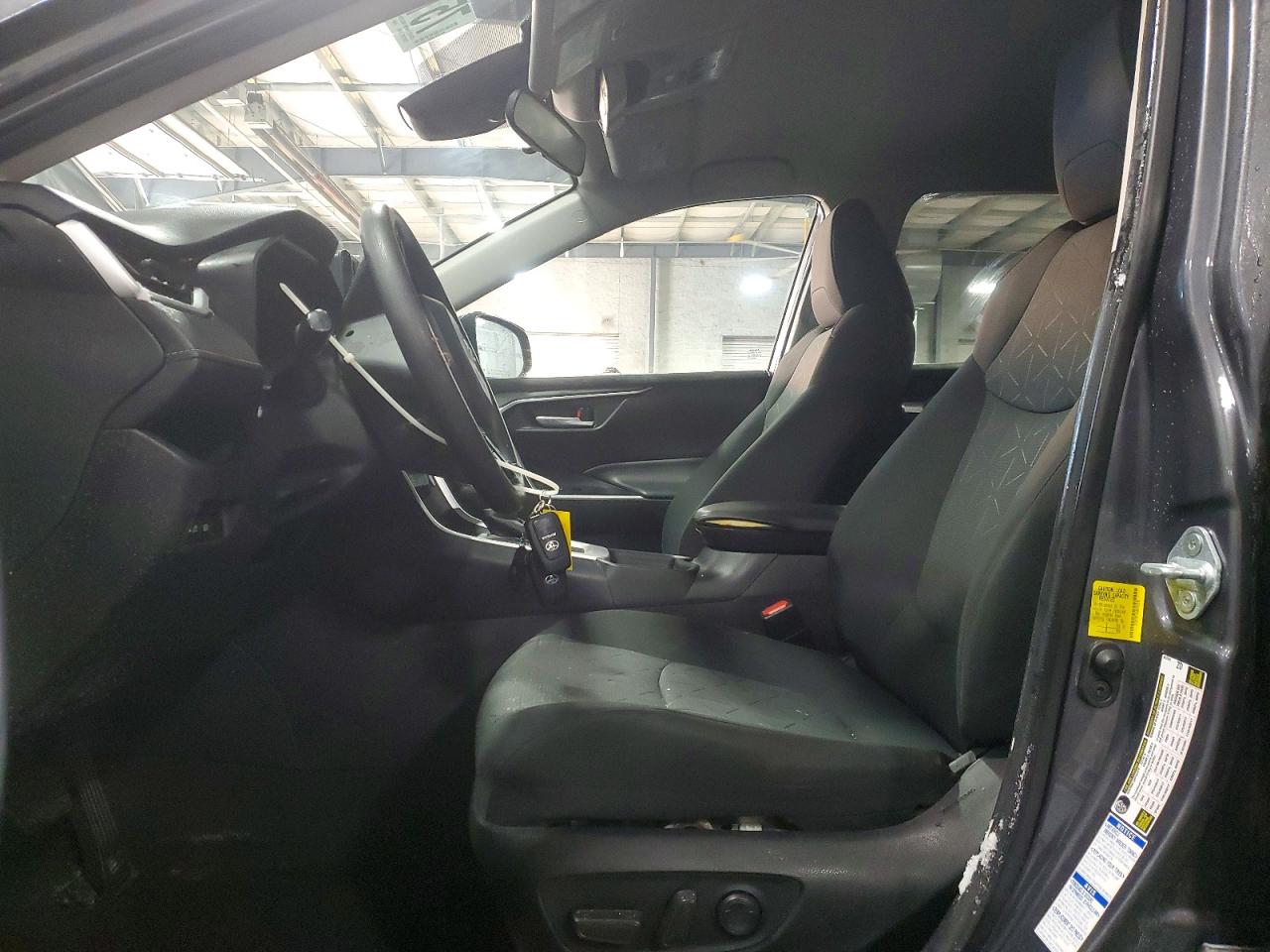 2021 TOYOTA RAV4 XLE photo 19