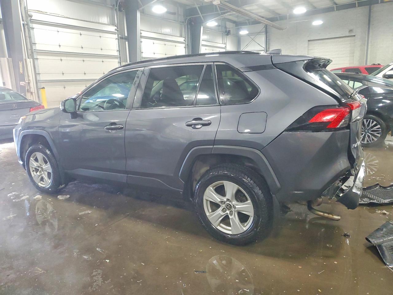 2021 TOYOTA RAV4 XLE photo 4