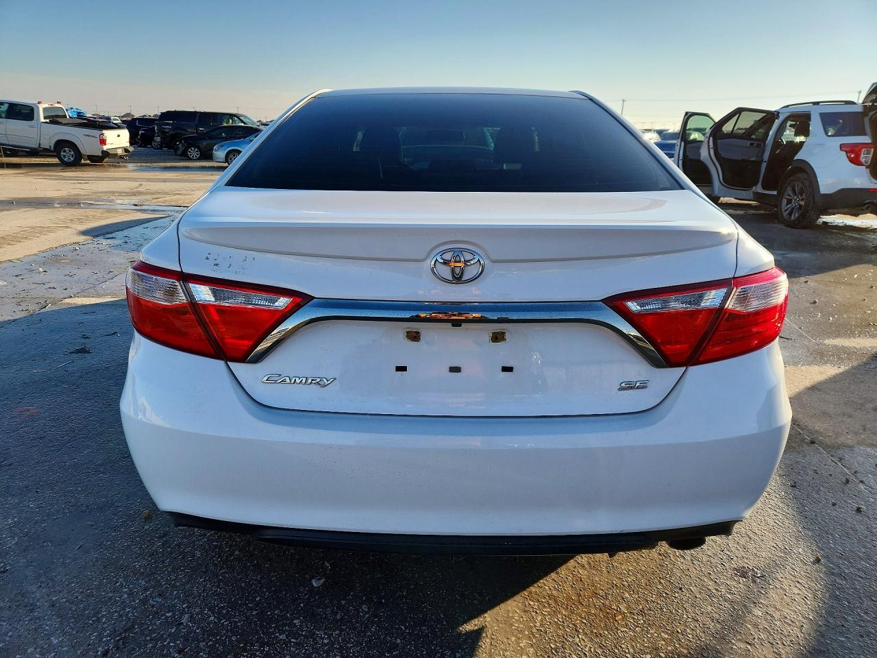 2016 TOYOTA CAMRY SE photo 6