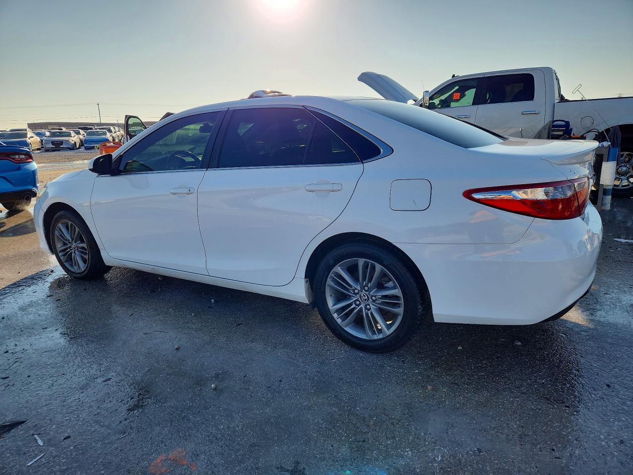 2016 TOYOTA CAMRY SE photo 2