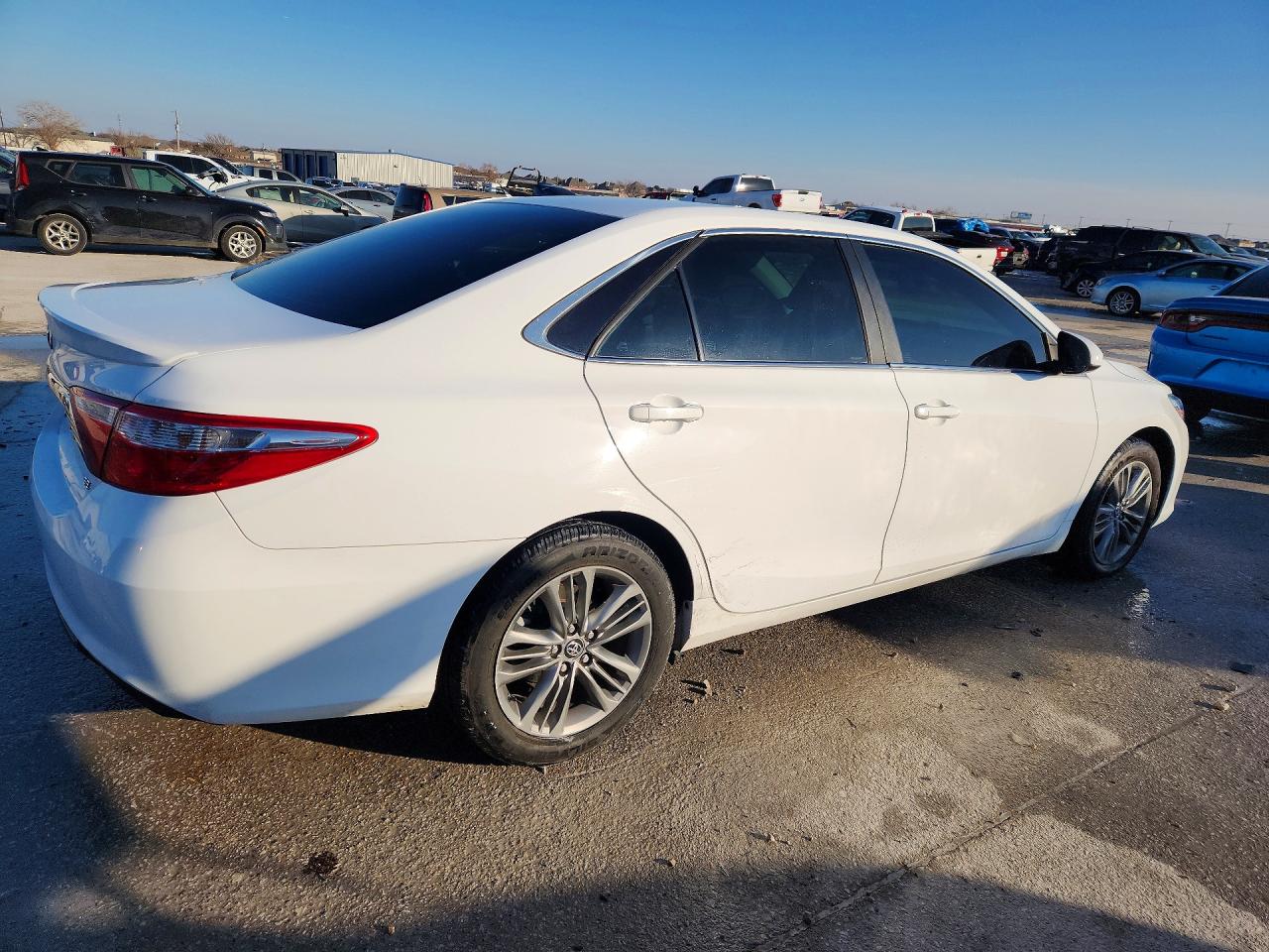 2016 TOYOTA CAMRY SE photo 3