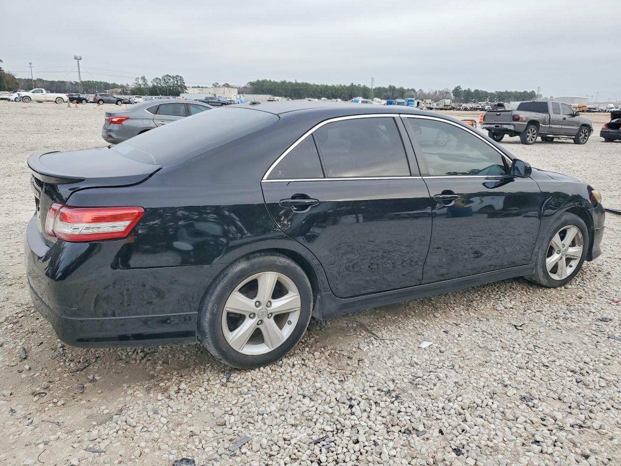 2010 TOYOTA CAMRY SE photo 5