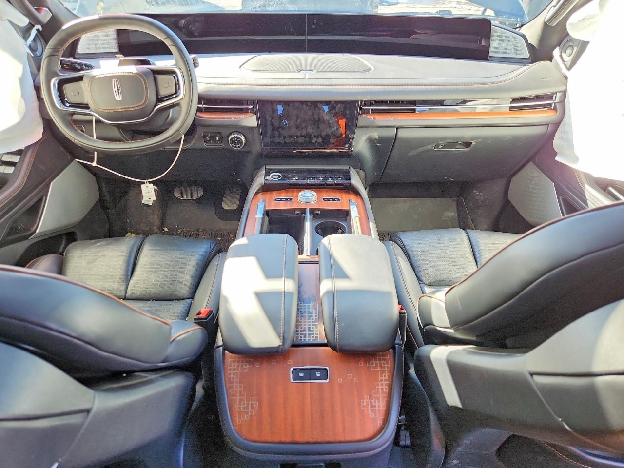 2025 LINCOLN NAVIGATOR L BLACK LABEL photo 8