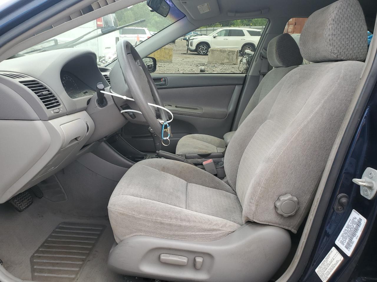 2002 TOYOTA CAMRY LE photo 13