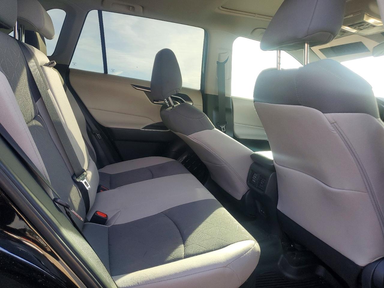 2025 TOYOTA RAV4 XLE photo 10