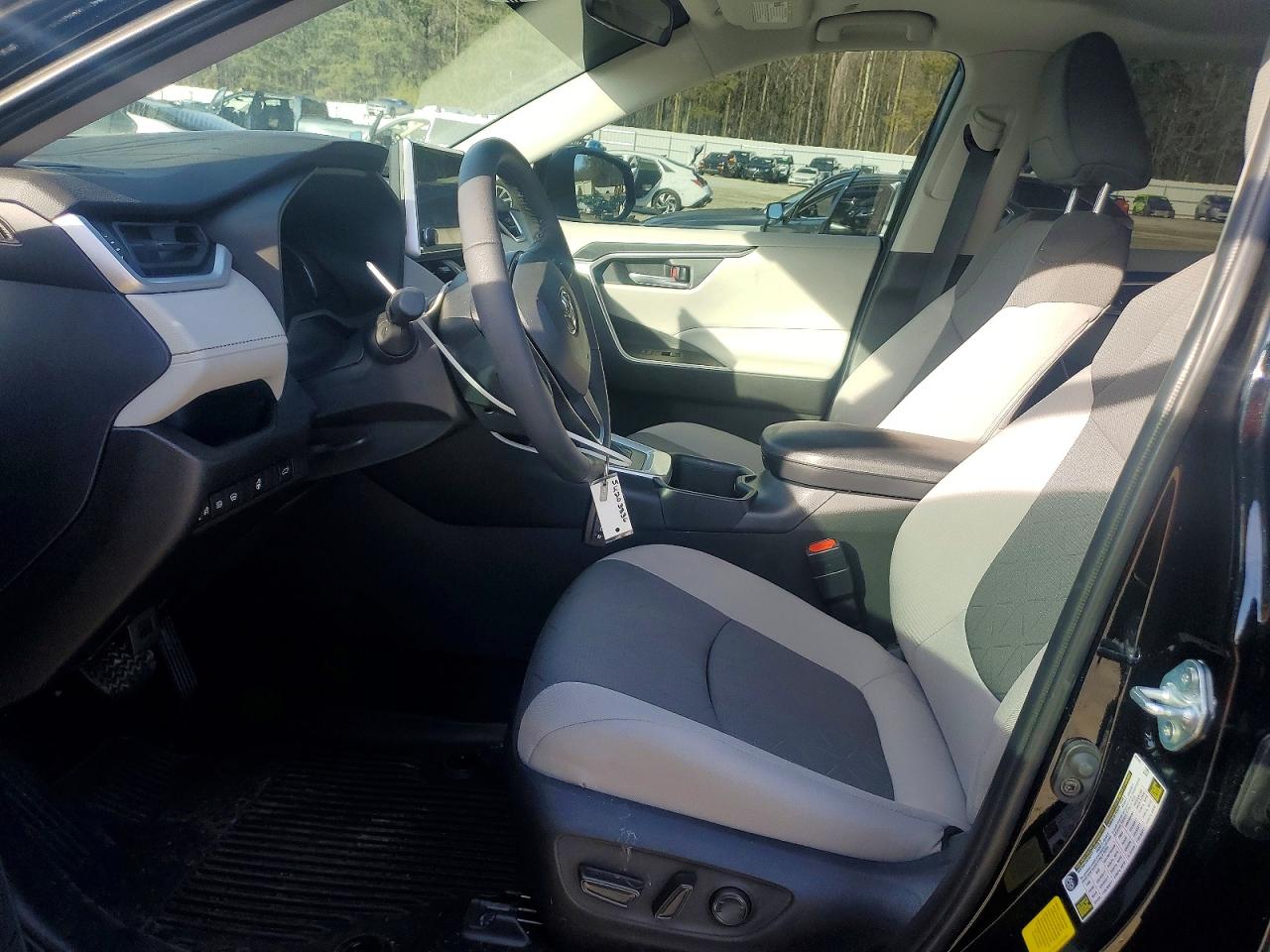2025 TOYOTA RAV4 XLE photo 7