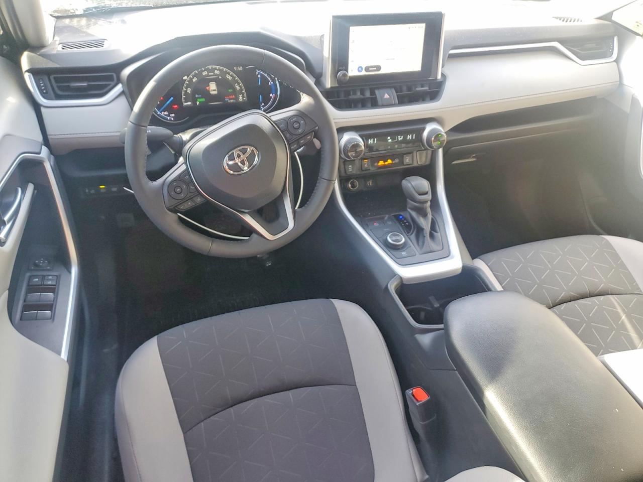 2025 TOYOTA RAV4 XLE photo 8