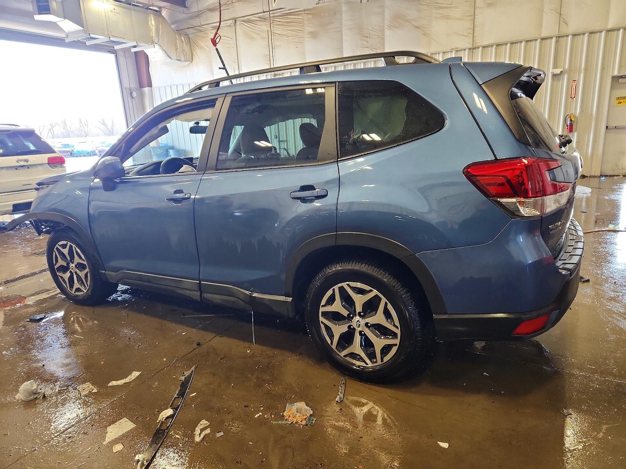 2022 SUBARU FORESTER PREMIUM photo 2