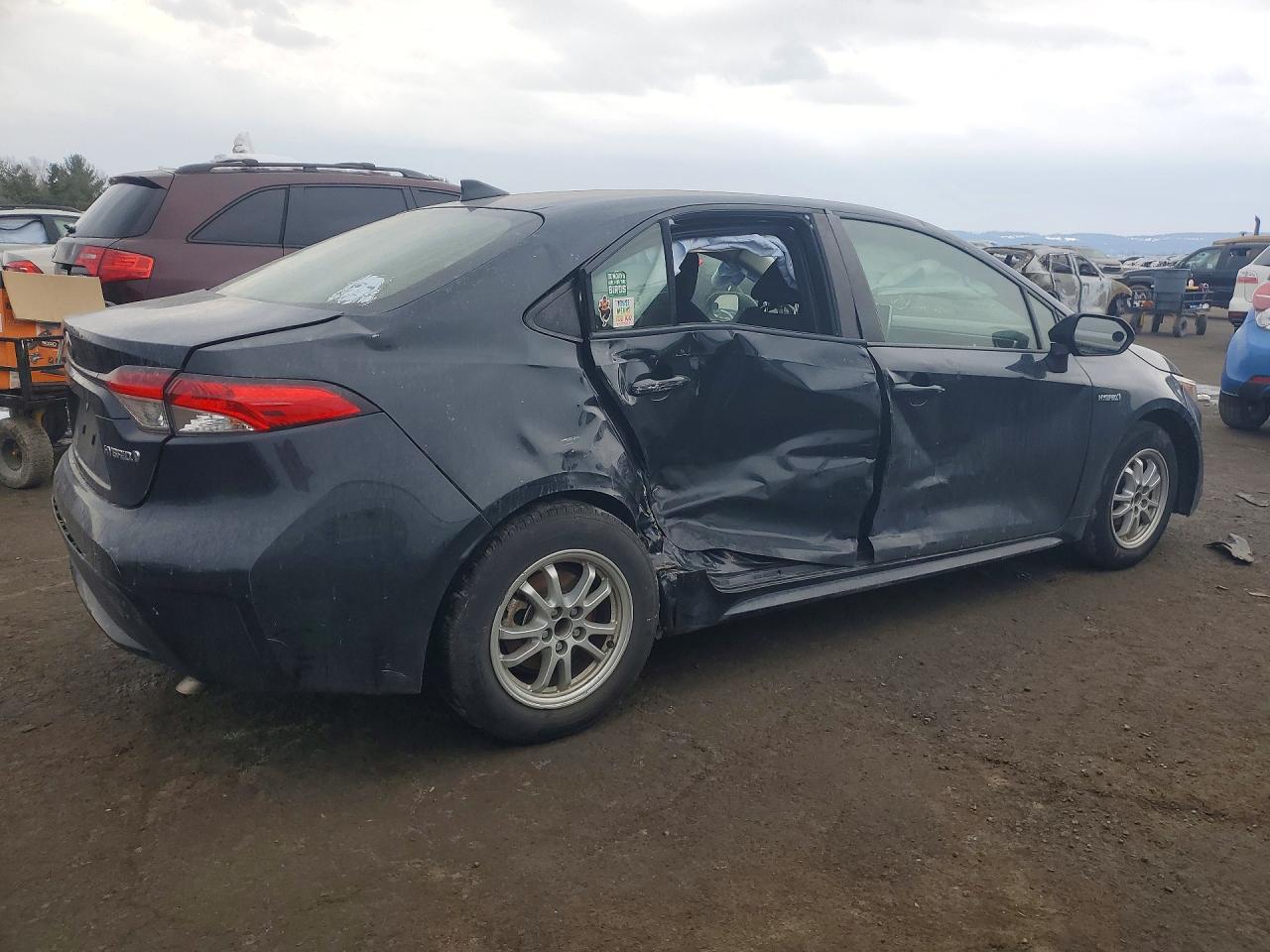 2021 TOYOTA COROLLA LE photo 3