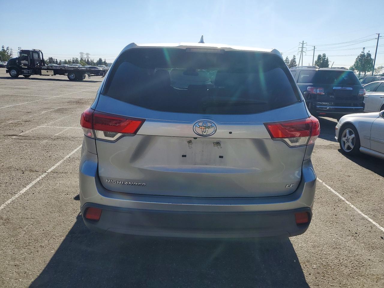 2018 TOYOTA HIGHLANDER LE PLUS photo 6
