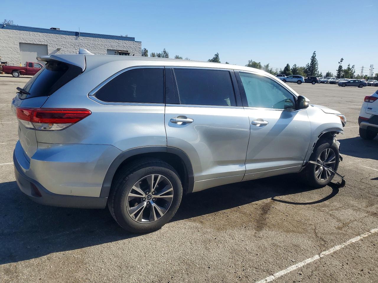 2018 TOYOTA HIGHLANDER LE PLUS photo 3