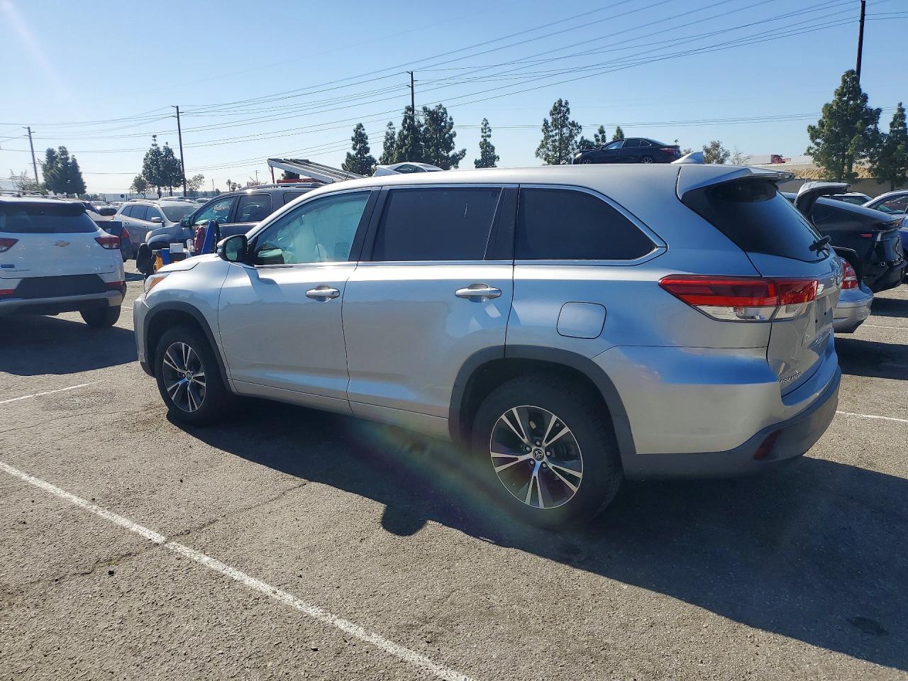 2018 TOYOTA HIGHLANDER LE PLUS photo 2