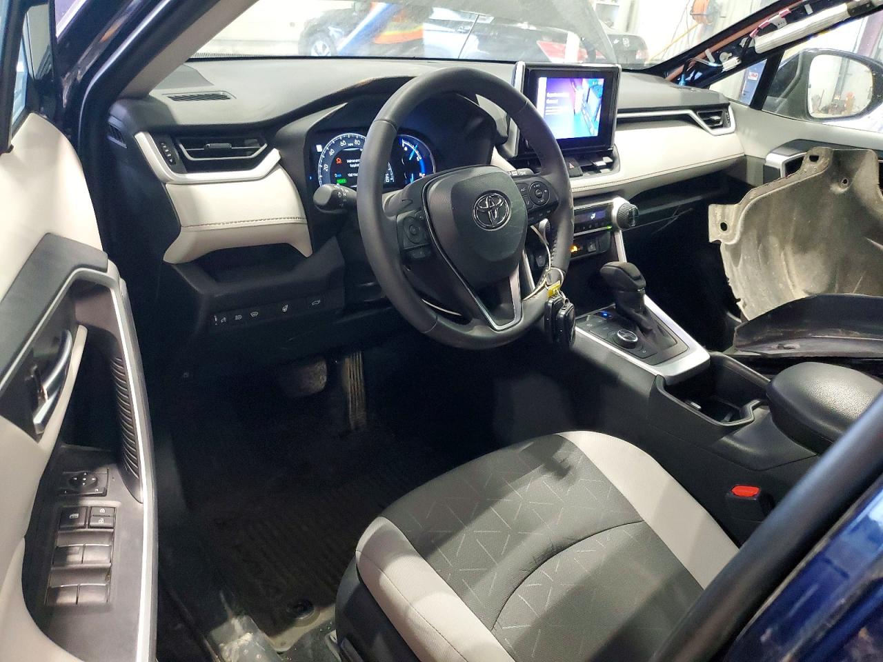 2025 TOYOTA RAV4 XLE photo 15