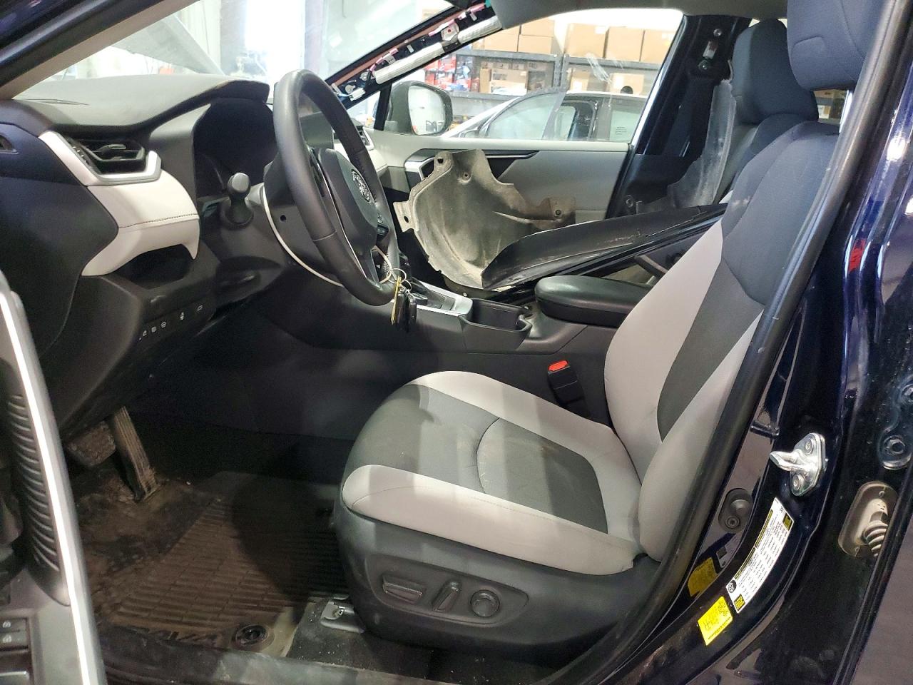 2025 TOYOTA RAV4 XLE photo 13