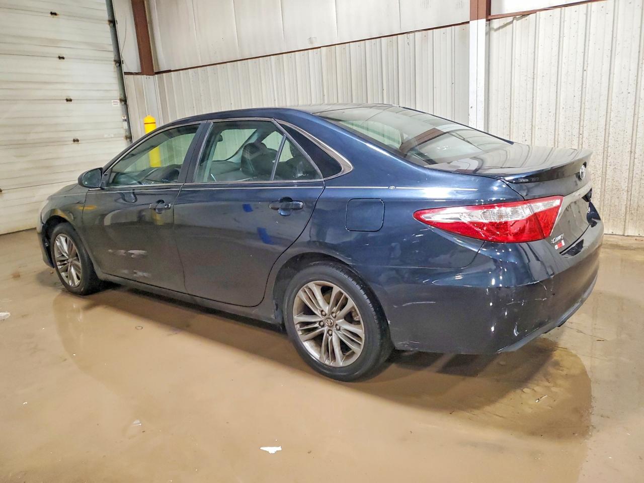 2017 TOYOTA CAMRY SE photo 2