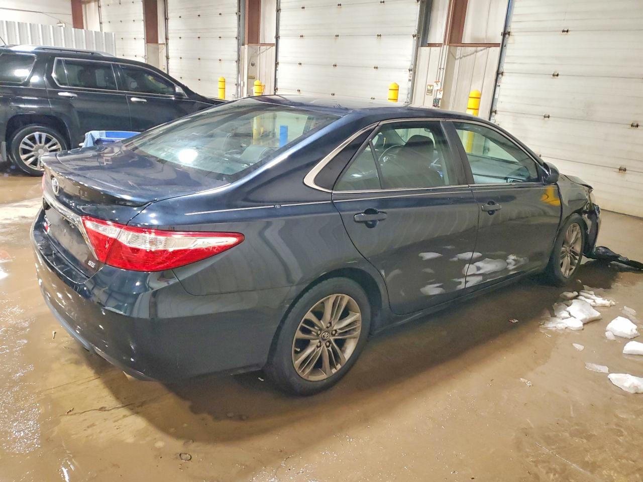 2017 TOYOTA CAMRY SE photo 3