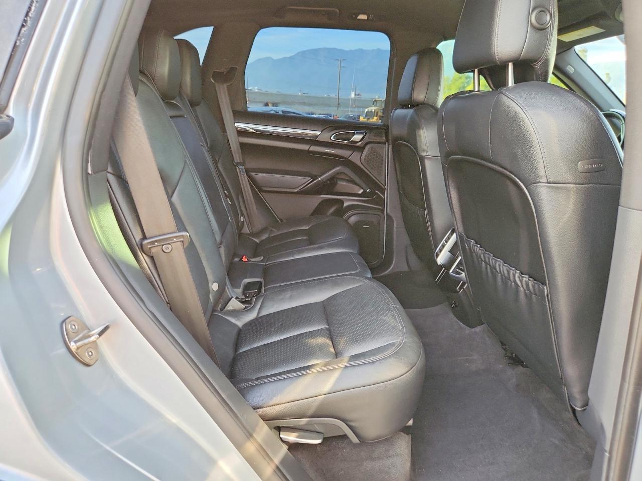 2016 PORSCHE CAYENNE photo 10