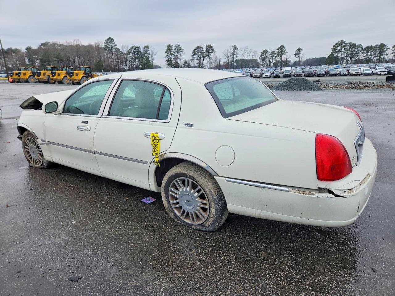 2006 LINCOLN TOWN CAR SIGNATURE LIMITED photo 3